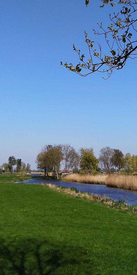 bord met stiltegebied aan een paal middenin Midden-Delfland met in de achtergrond weilanden in het polderlandschap op een zonnige dag
