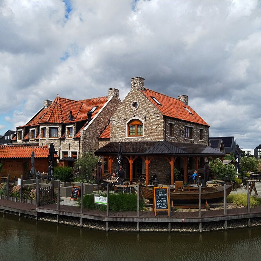 foto van de buitenzijde van Brasserie De Buytenplaets in Rijswijk Delft Midden-Delfland met een terras aan het water