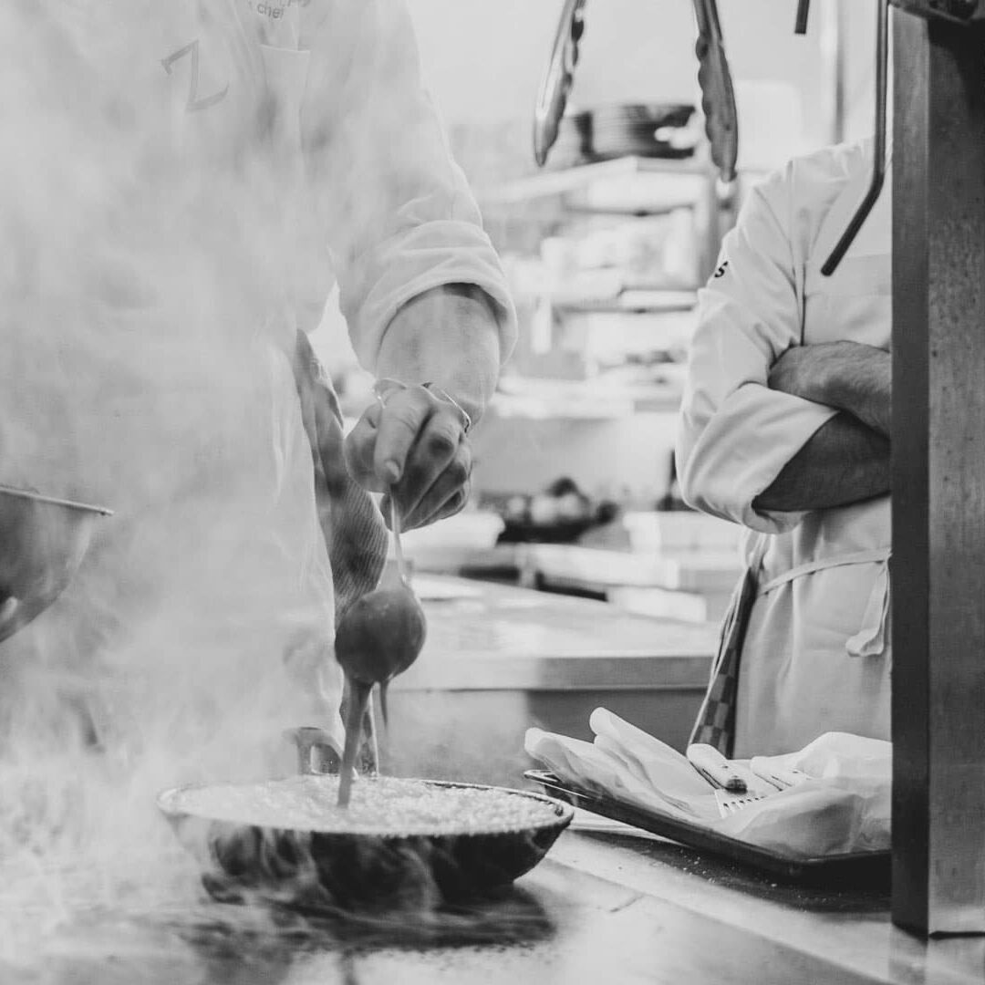 zwart-wit foto van chefkok Joris Peter in de keuken van sterrenrestaurant Aan de Zweth in Midden-Delfland met dampende pannen eten met streekproducten