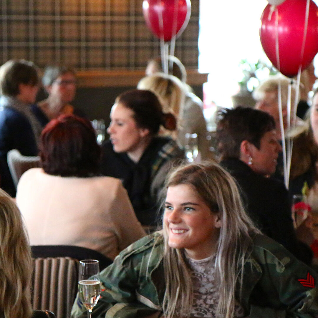groep vriendinnen aan tafel bij eetcafe de bonte haas met rode ballonnen aan de tafels in het westland