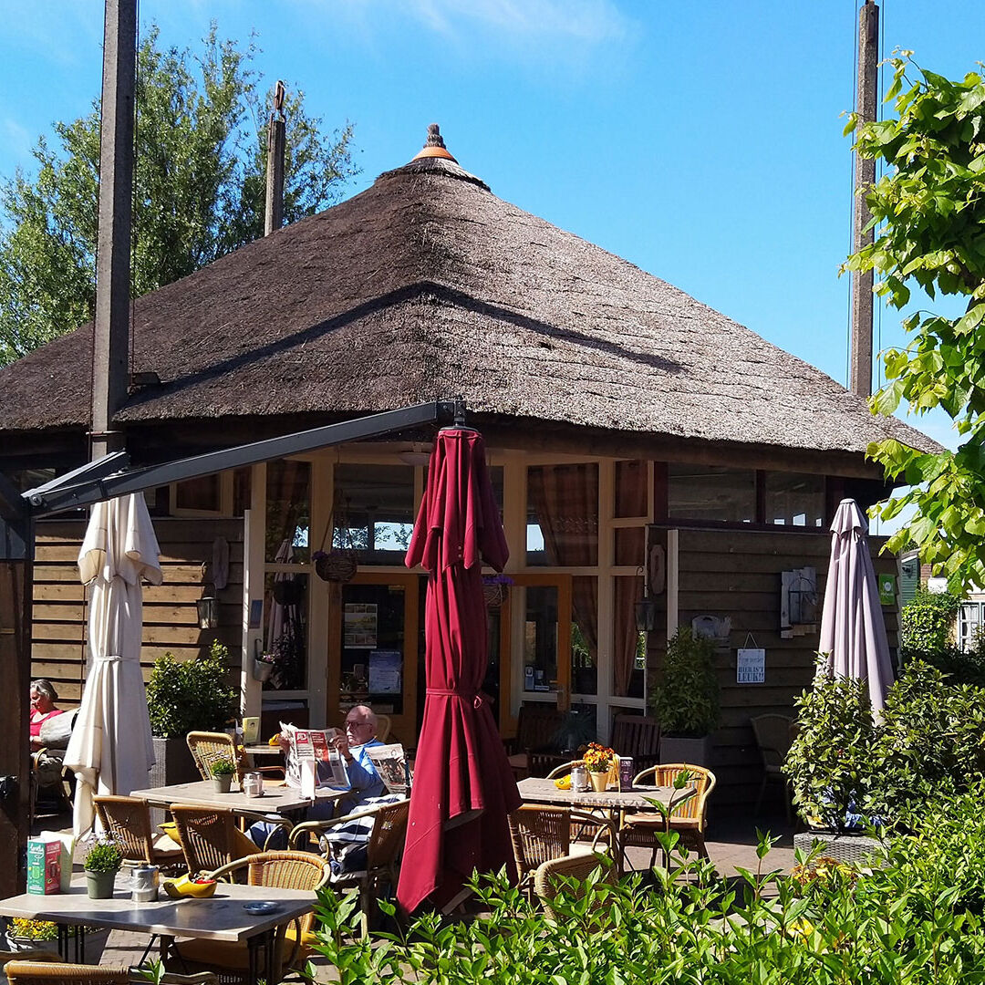 oude hooiberg die omgebouwd is tot koffiehuis in kerkdorp en kleinste dorp van Nederland in 't Woudt in Midden-Delfland