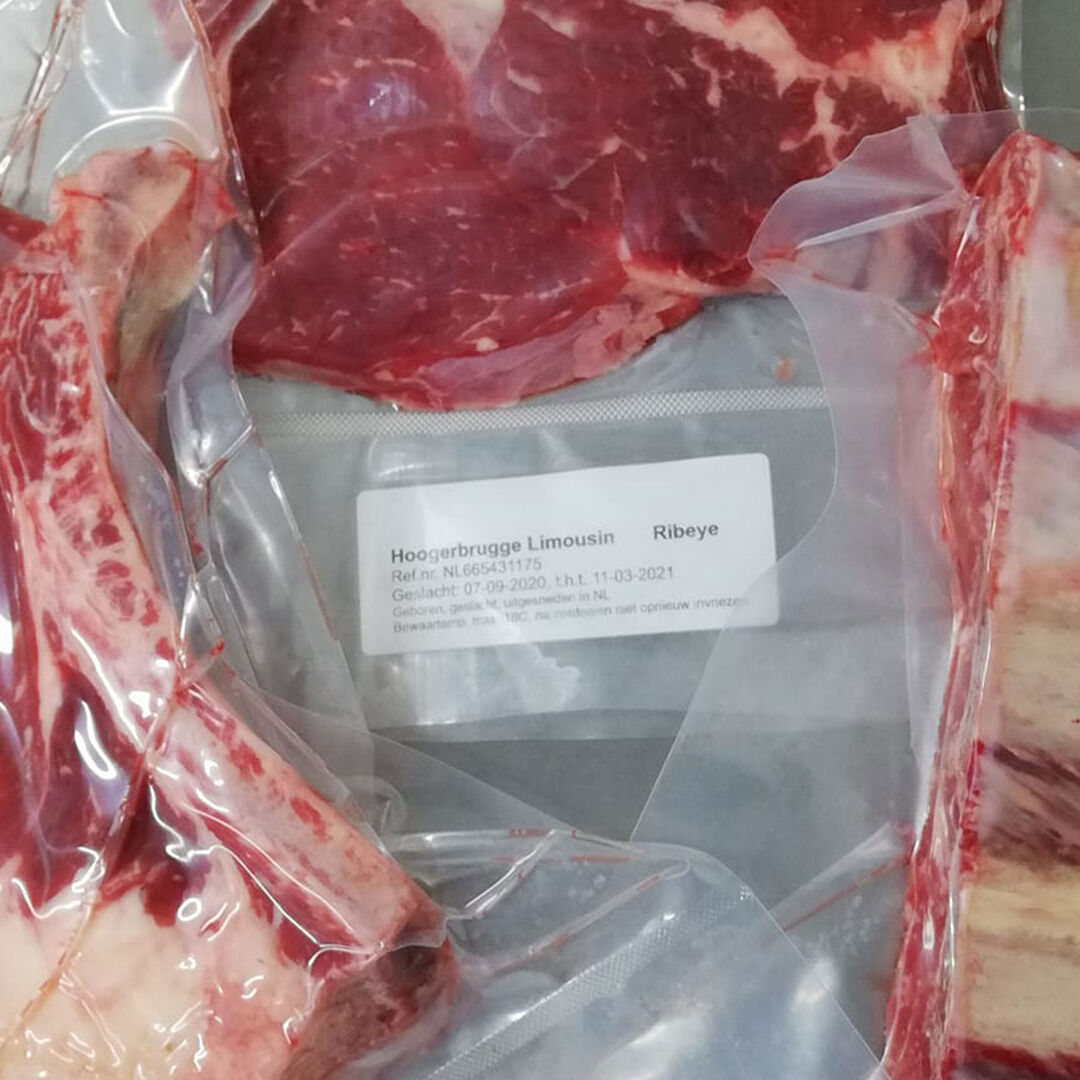 in celofaan verpakt vlees van limousin koeien van Hoogerbrugge Natuurlijk in Midden-Delfland