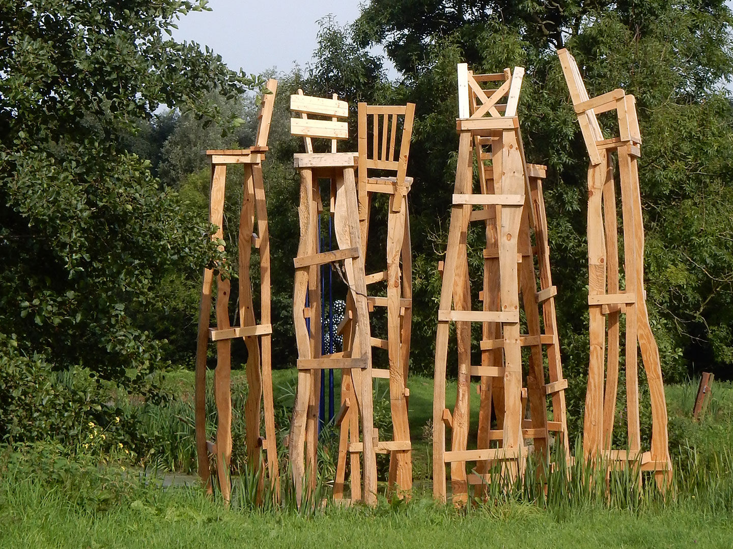 houten stoelen kunstwerk van Yubu Furutani met houten frames in het open polderlandschap van Midden-Delfland bij Land Art Delft