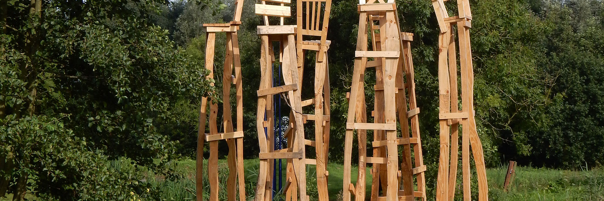 houten stoelen kunstwerk van Yubu Furutani met houten frames in het open polderlandschap van Midden-Delfland bij Land Art Delft