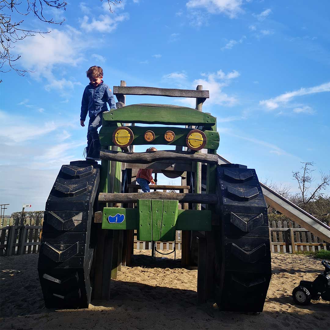 Jongen op tractor speeltuin hoeve bouwlust boerderij