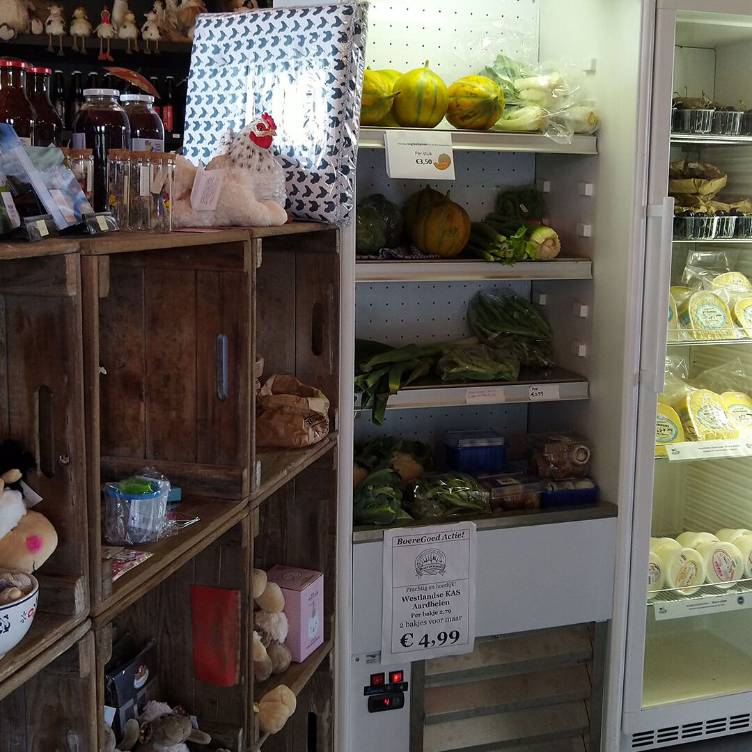 binnenzijde van de streekwinkel van Hoeve Bouwlust in Midden-Delfland met koelvitrines met melk, kaas en vlees