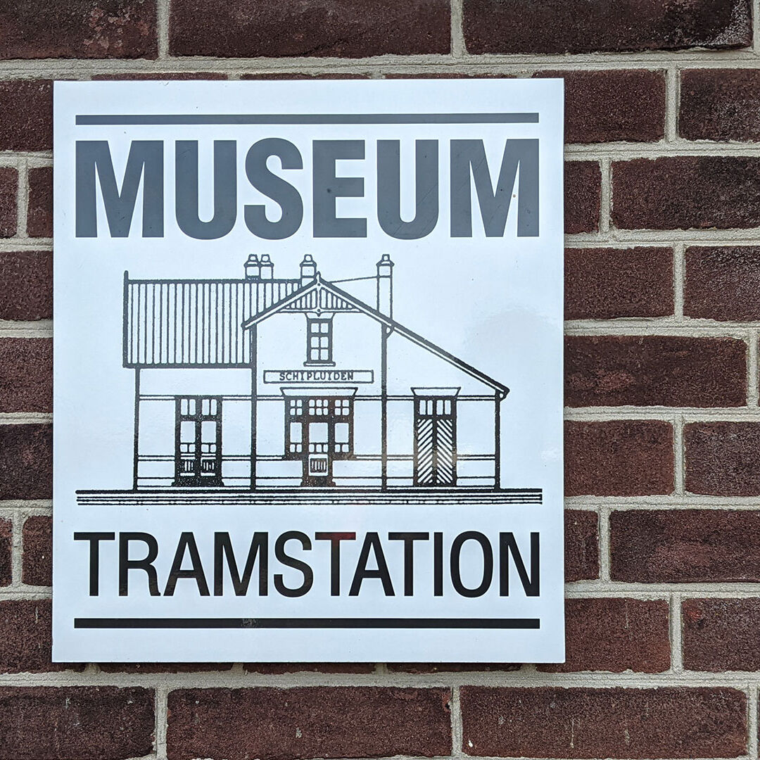 foto van het gevelbordje museum bij Museum Het Tramstation in Schipluiden in Midden-Delfland