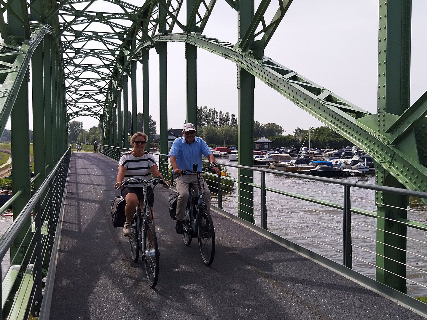 stalen trambrug in Schipluiden met 2 fietsers
