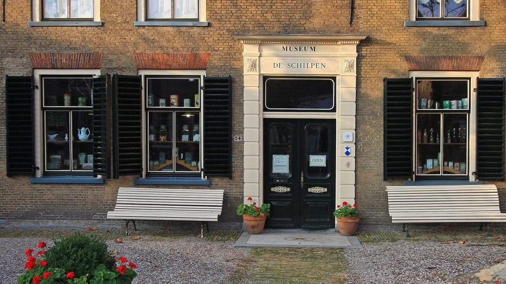 buitenzijde van Museum De Schilpen in Maasland in Midden-Delfland geschiedenis kruidenierswinkel historie erfgoed