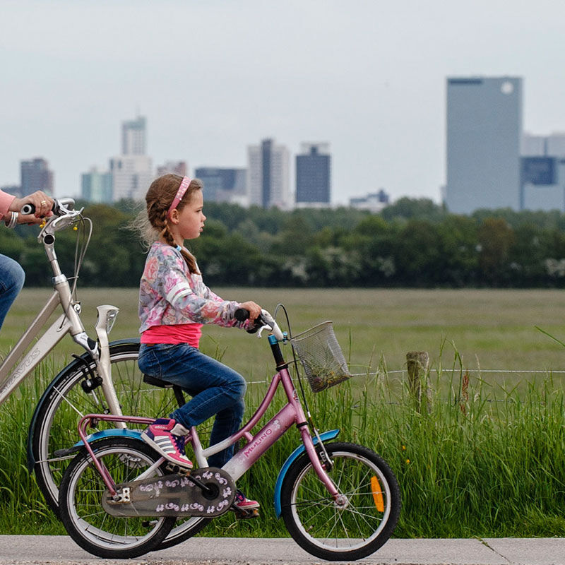 Zuidpolder Rotterdam Midden-Delfland moeder en kind op de fiets