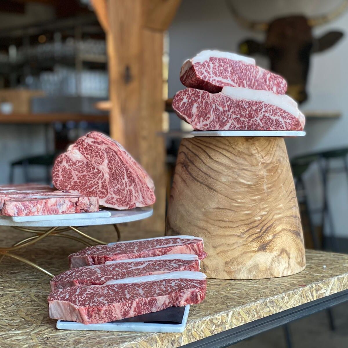 stukken vlees uitgestald op een tafel bij boutique restaurant Bavette in Maasland in Midden-Delfland