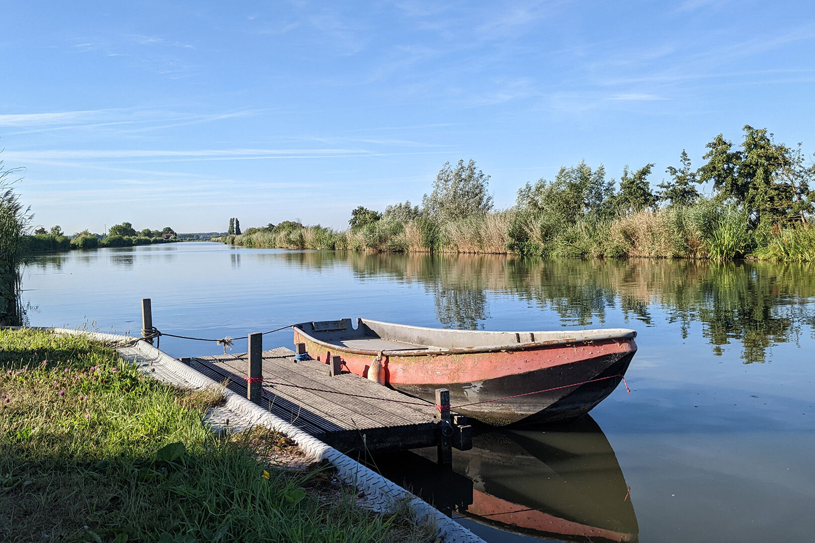 roestige metalen sloep aangemeerd langs de wal van de Vlaardingervaart op een vroege ochtend zomer 2022