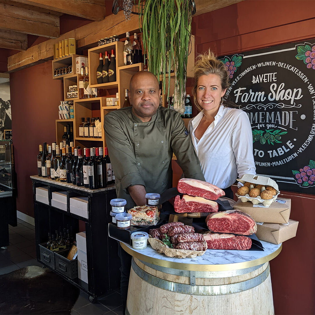 Chefkok Donald Samba samen met eigenaresse Maaike Sonneveld van Bavette in Midden-Delfland in hun farmshop met een selectie van vlees van hun Hereford en Wagyu runderen streekproduct makers vlees