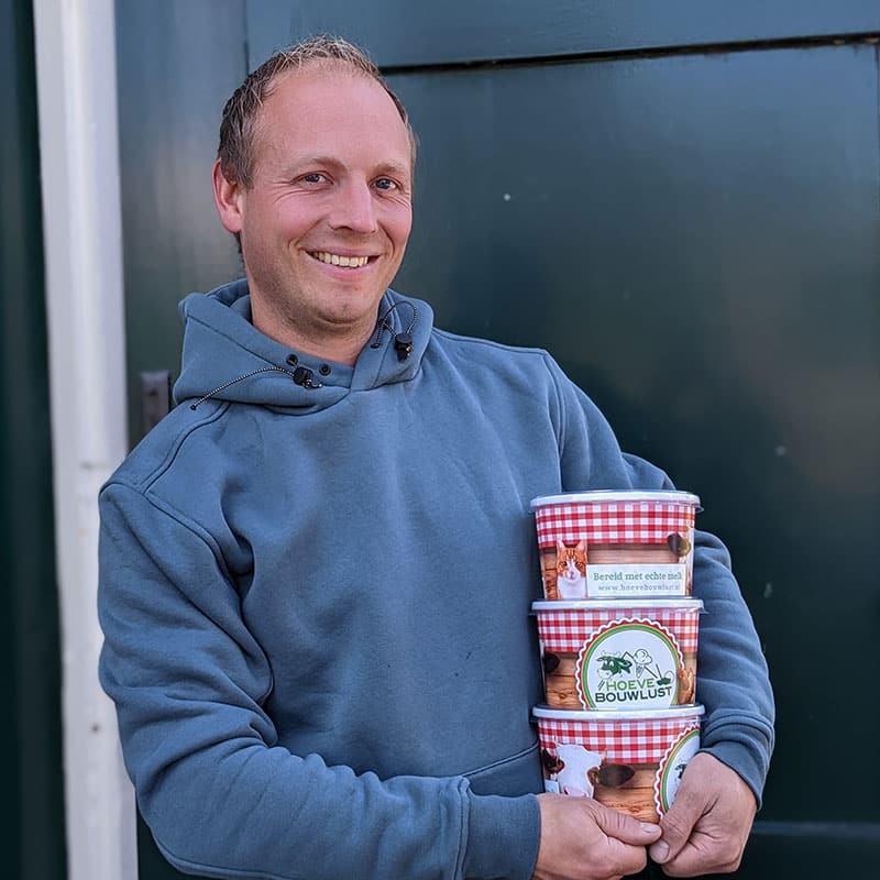 Boer Peter de Vette met 3 verpakkingen met boerenijs van Hoeve Bouwlust in Midden-Delfland ijs koeien maker