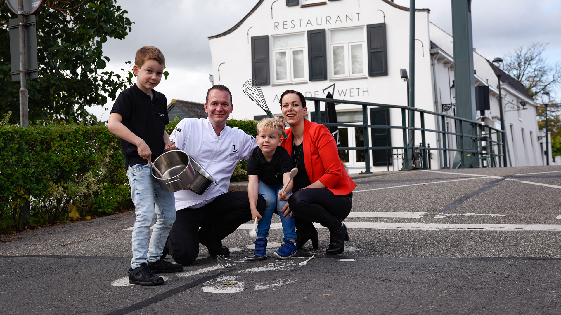 Chefkok Joris Peters met gezin voor het pand van sterrenrestaurant Aan de Zweth in Midden-Delfland