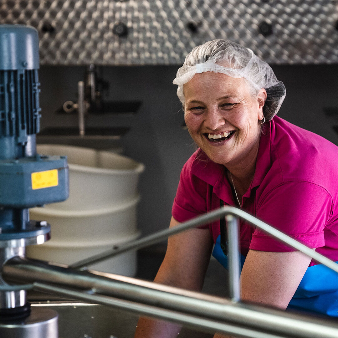 Kaasmaker Nelly van Winden van Kaas- en zuivelboerderij van Winden in Midden-Delfland tijdens het kaasmaakproces op hun boerderij maker streekproduct zuivel