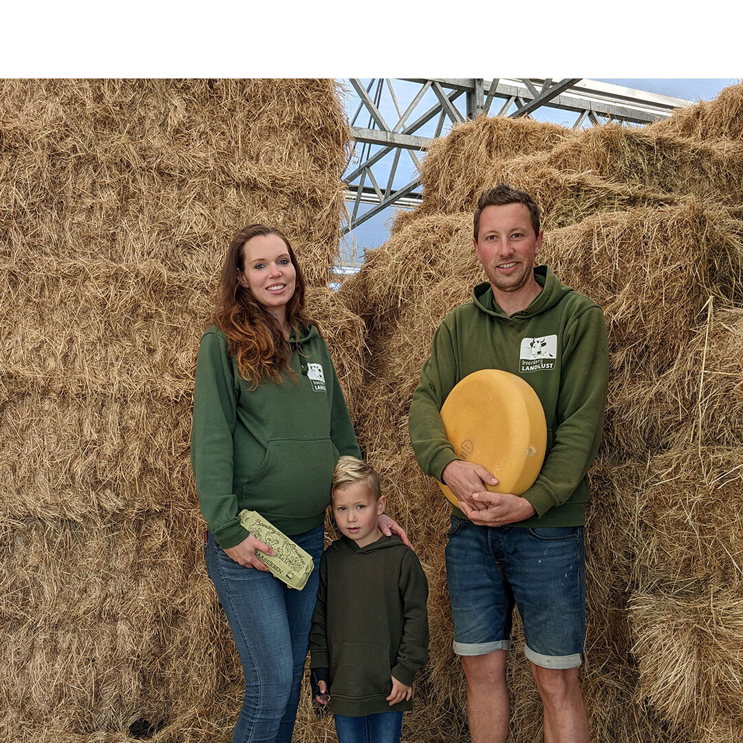 Boer Roel, Femke en Levi van Buuren van Boerderij Landlust in hun schuur in Midden-Delfland met kaas en eieren met in de achtergrond hooibalen streekproduct maker