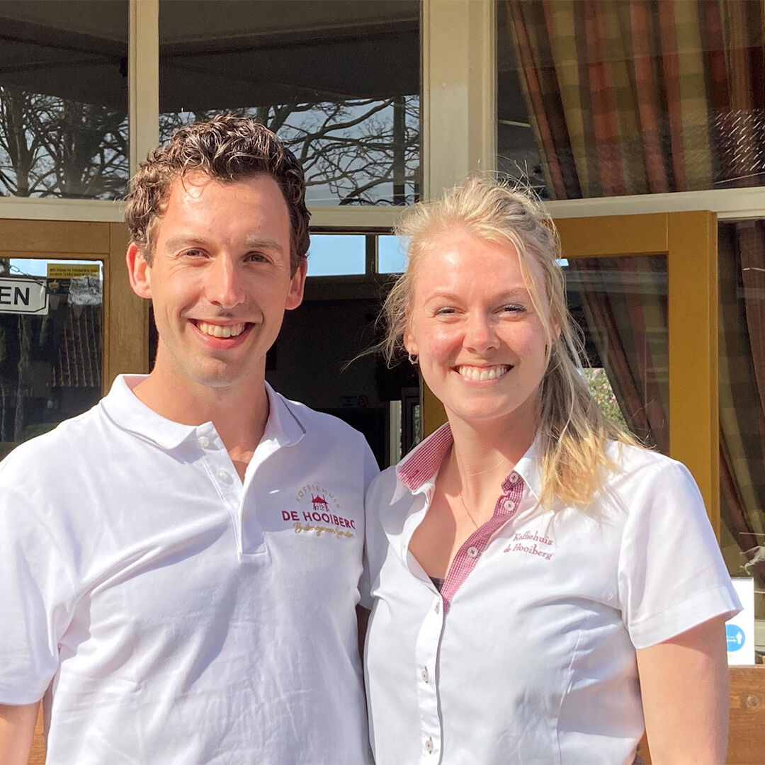 Robin van Vliet en Yvonne van Mil eigenaren van de Hooiberg staan voor hun koffiehuis in 't Woudt in Midden-Delfland