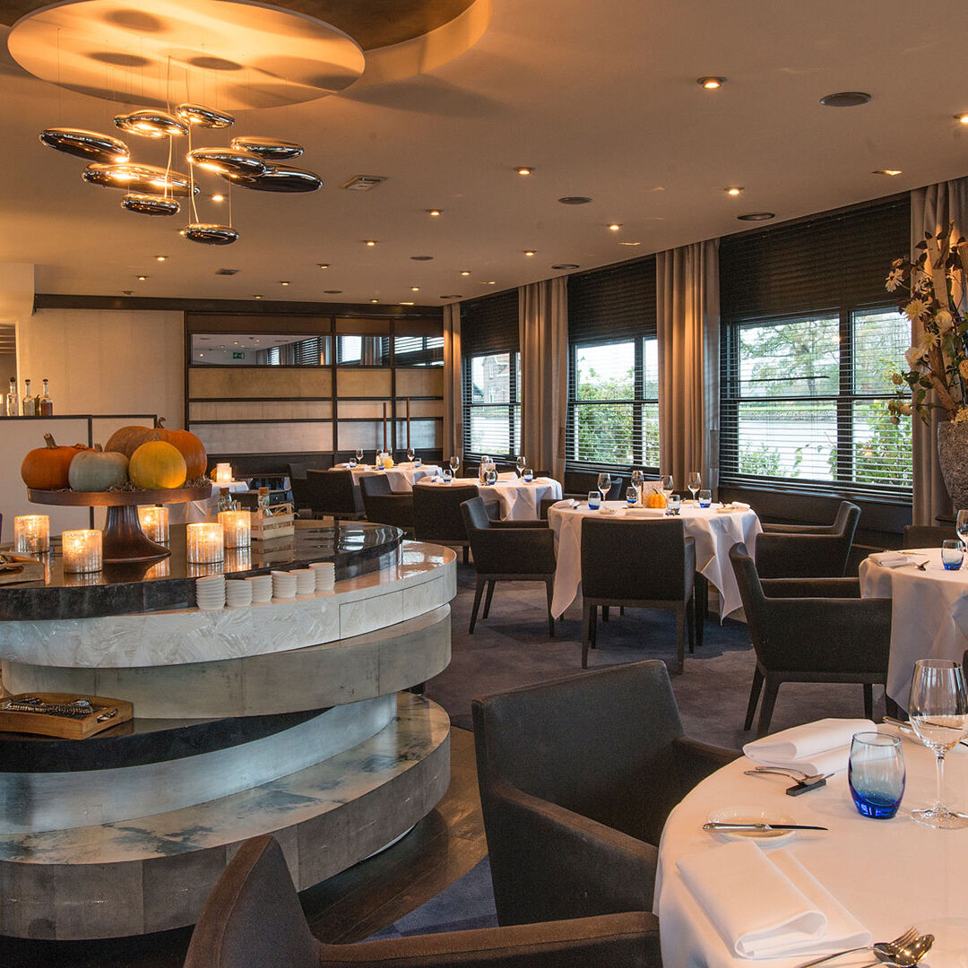 interieur van het restaurant Aan de Zweth met sfeerverlichting en mooi gedekte tafels in sterrenrestaurant michelin ster in Midden-Delfland