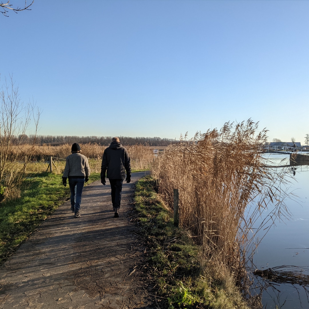 twee mensen wandelen langs riet water polder midden-delfland ommetjes