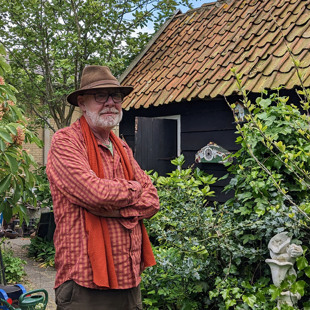 Jan Holtkamp antiekhandelaar uit Schipluiden in de tuin achter zijn huis in Midden-Delfland