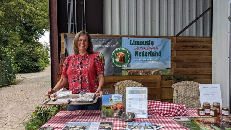 Marielle Hoogerbrugge van Hoogerbrugge Natuurlijk met vlees van Limousin koeien op een dienblad bij haar streekproducten winkel in Midden-Delfland op de grens van Rotterdam boer maker