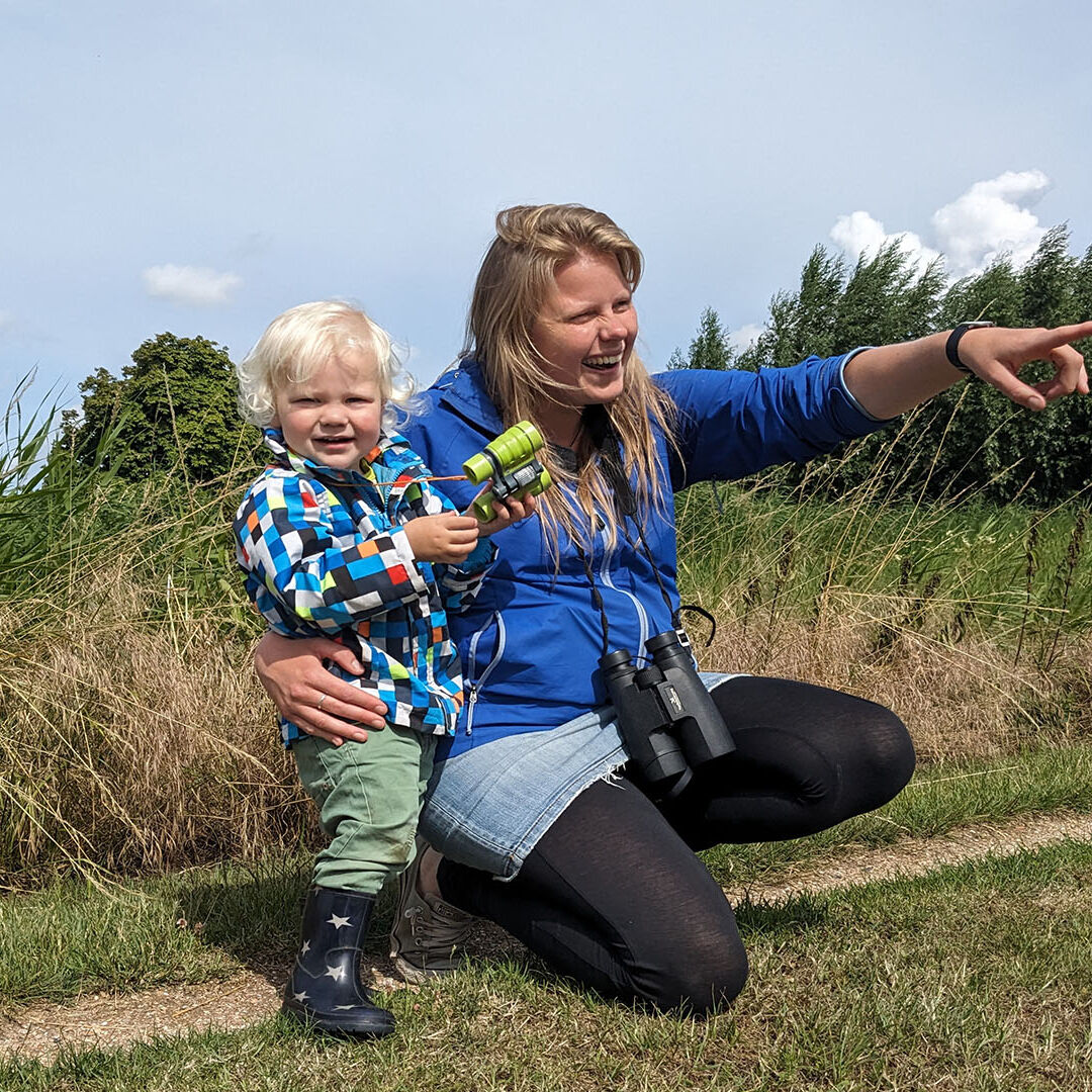 Floor Koornneef met zoontje op het Commandeurspad in Maasland bij de kleine vlietlanden naast haar huis in Midden-Delfland