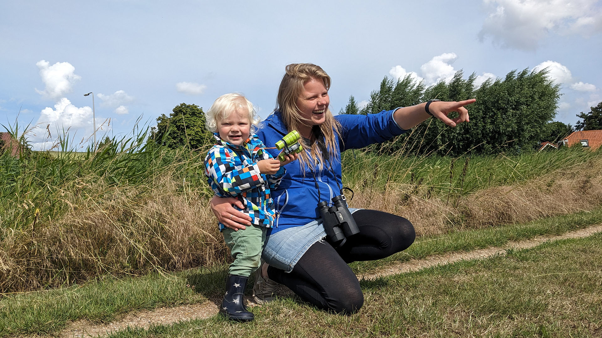 Floor Koornneef met zoontje op het Commandeurspad in Maasland bij de kleine vlietlanden naast haar huis in Midden-Delfland