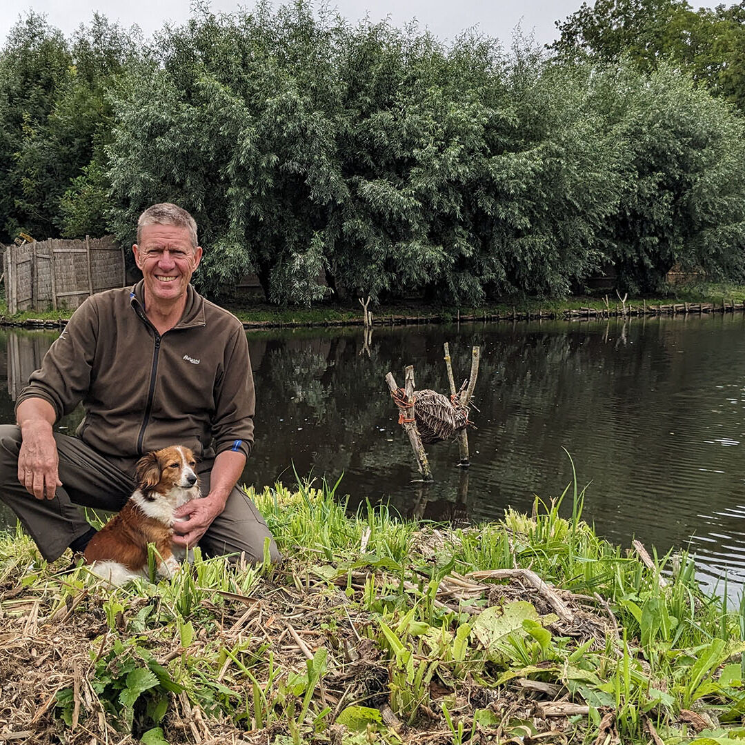 Kooiker Gerard van Winden in de eendenkooi Schipluiden in Midden-Delfland bij de eendenplas met hondje Ducky