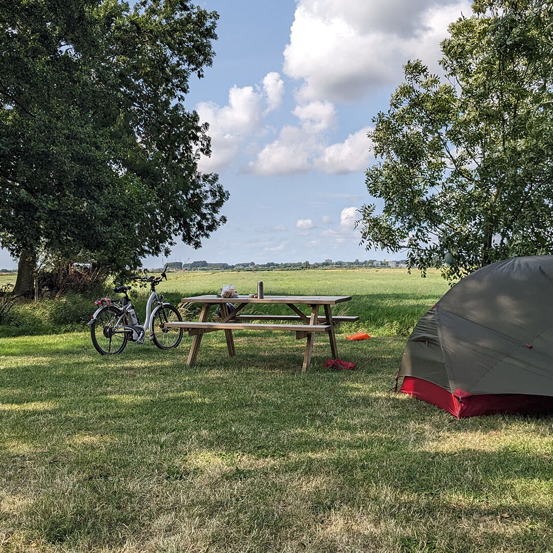 twee kleine trekkerstentjes op het kampeerterrein van Buitengoed Ta Fete in Midden-Delfland