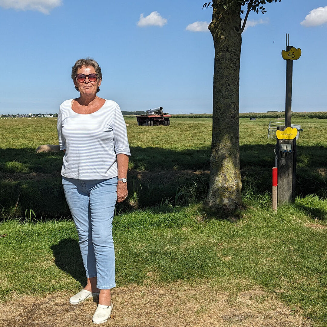 Anjo Vonk uit Vlaardingen staat op het uiteinde van de Camping van Hoeve Bouwlust in Midden-Delfland met op de achtergrond het weiland en een boerenkar