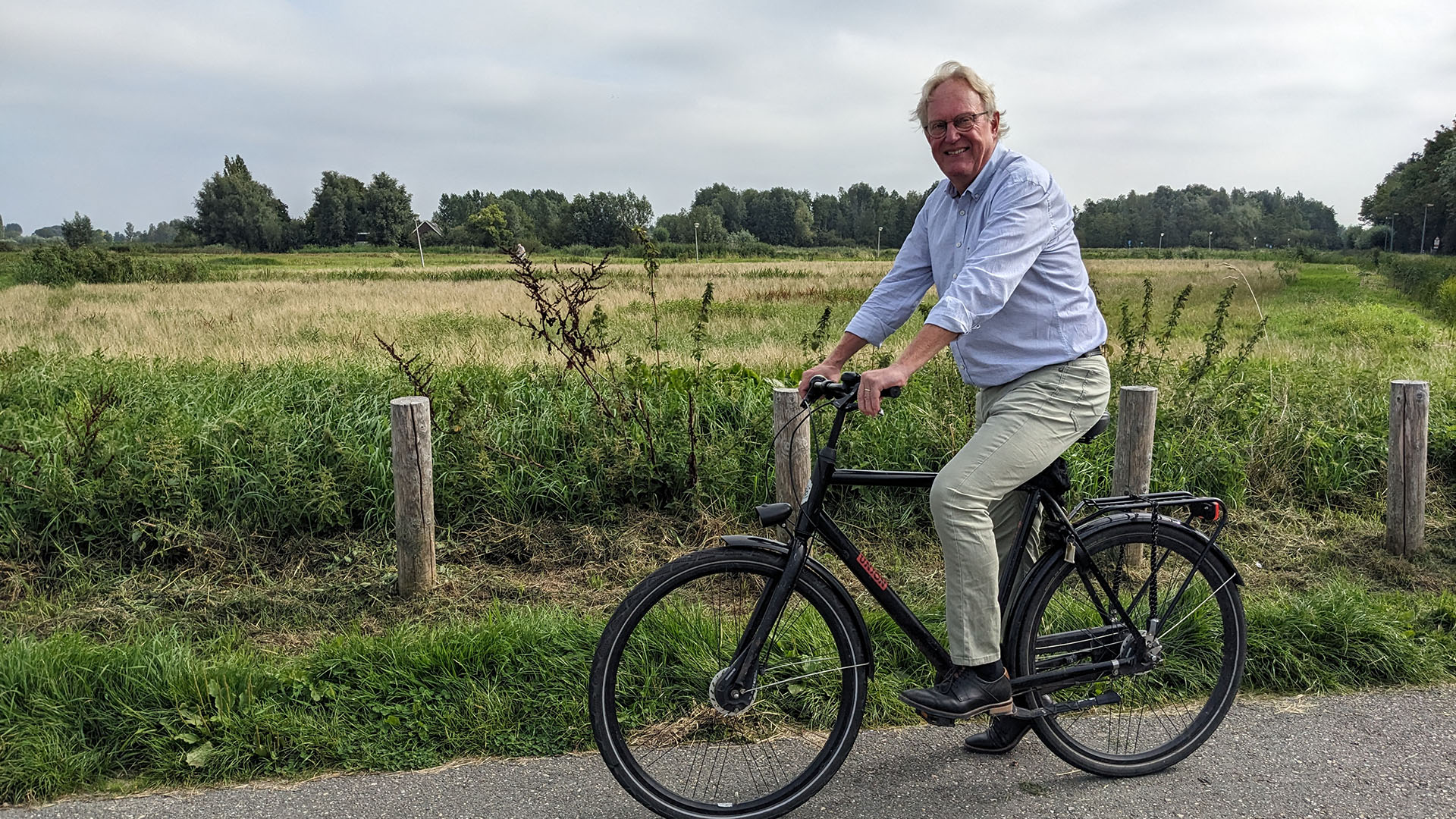 Bart de Leede op de fiets op de grens van Vlaardingen Holy en Midden-Delfland