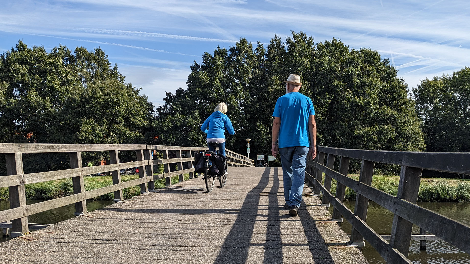 foto van Aart van Dijk voor de column Midden-Delfland door de ogen van in de Broekpolder langs de Vlaardingsevaart op de brug over het water in een blauw t-shirt op een zonnige dag in september 2023