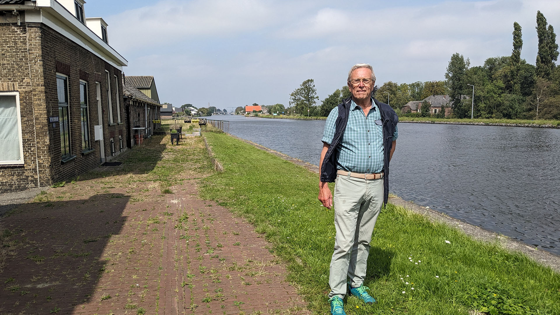 Wim van der Eijk langs de Schie in het buurtschap De Kandelaar in Midden-Delfland