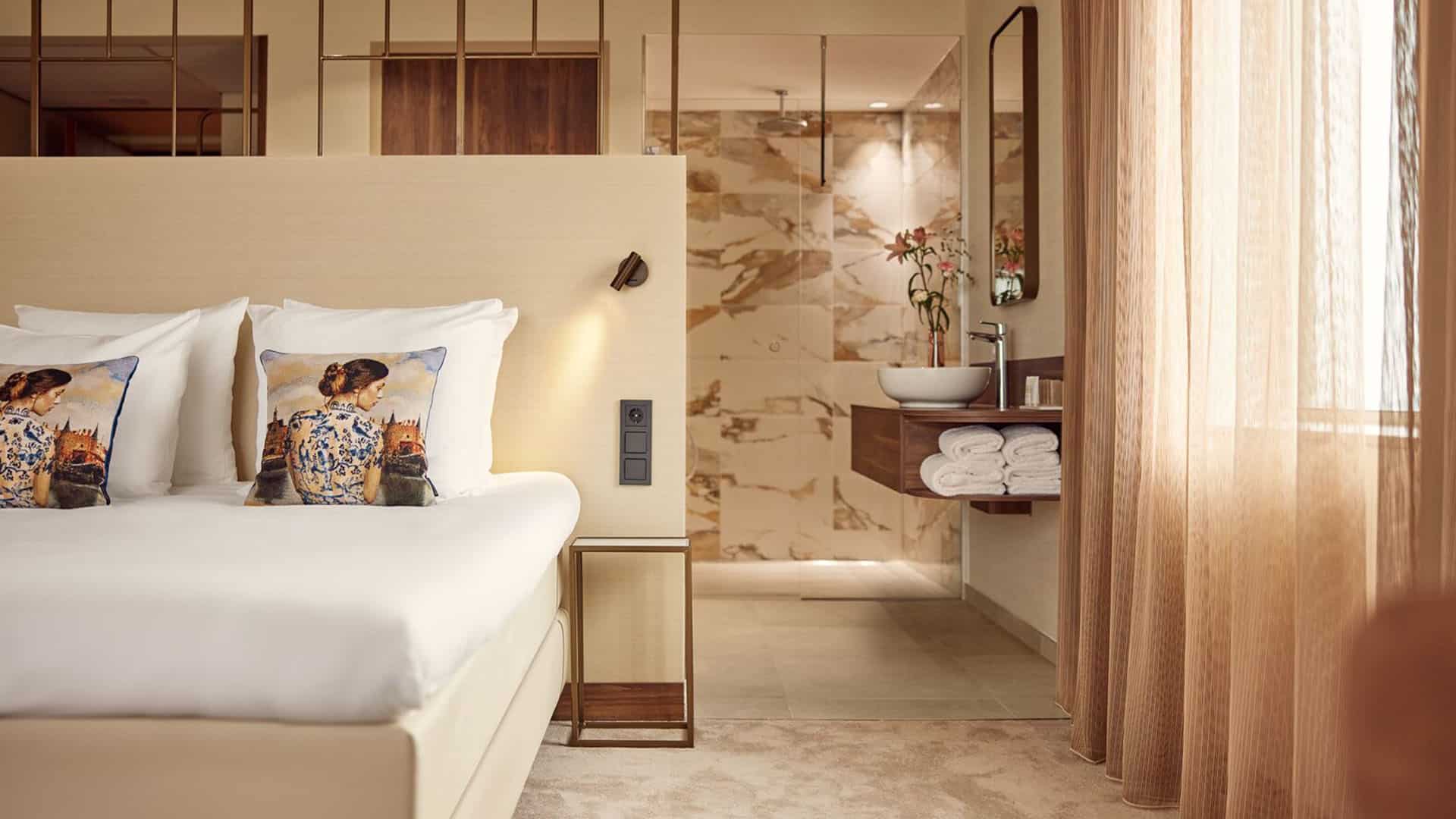 bed en open badkamer in het Van der Valk Hotel Delft A4