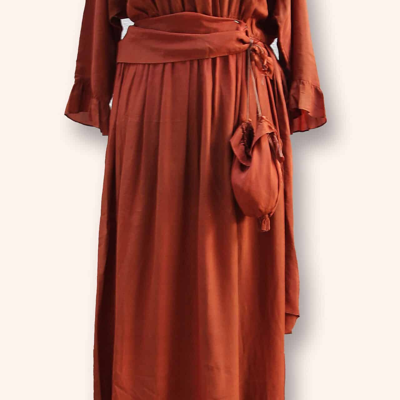 terrracotta trouwjurk tentoongesteld in de expositie 'Van onder tot boven' over dameskleding in de periode 1880 tot heden van Museum De Schilpen