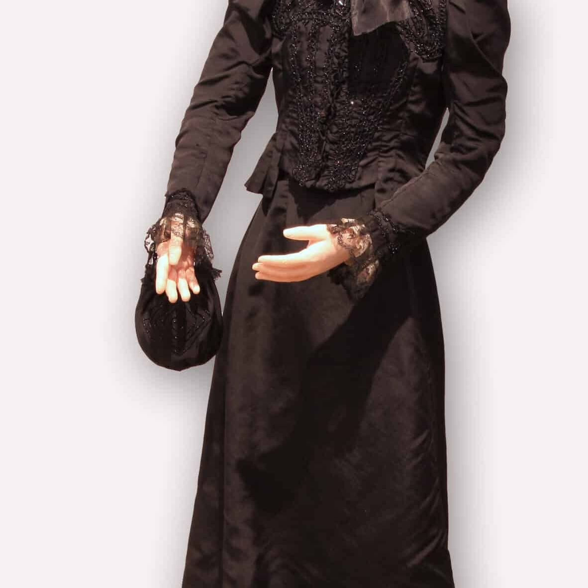 zwarte trouwjurk tentoongesteld in de expositie 'Van onder tot boven' over dameskleding in de periode 1880 tot heden van Museum De Schilpen
