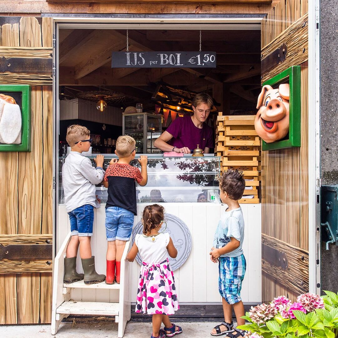 4 kinderen die een ijsje halen bij de winkel van Hoeve Bouwlust in Midden-Delfland