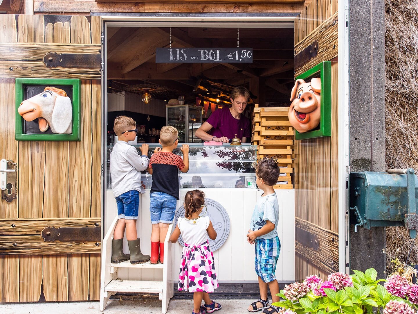 4 kinderen die een ijsje halen bij de winkel van Hoeve Bouwlust in Midden-Delfland