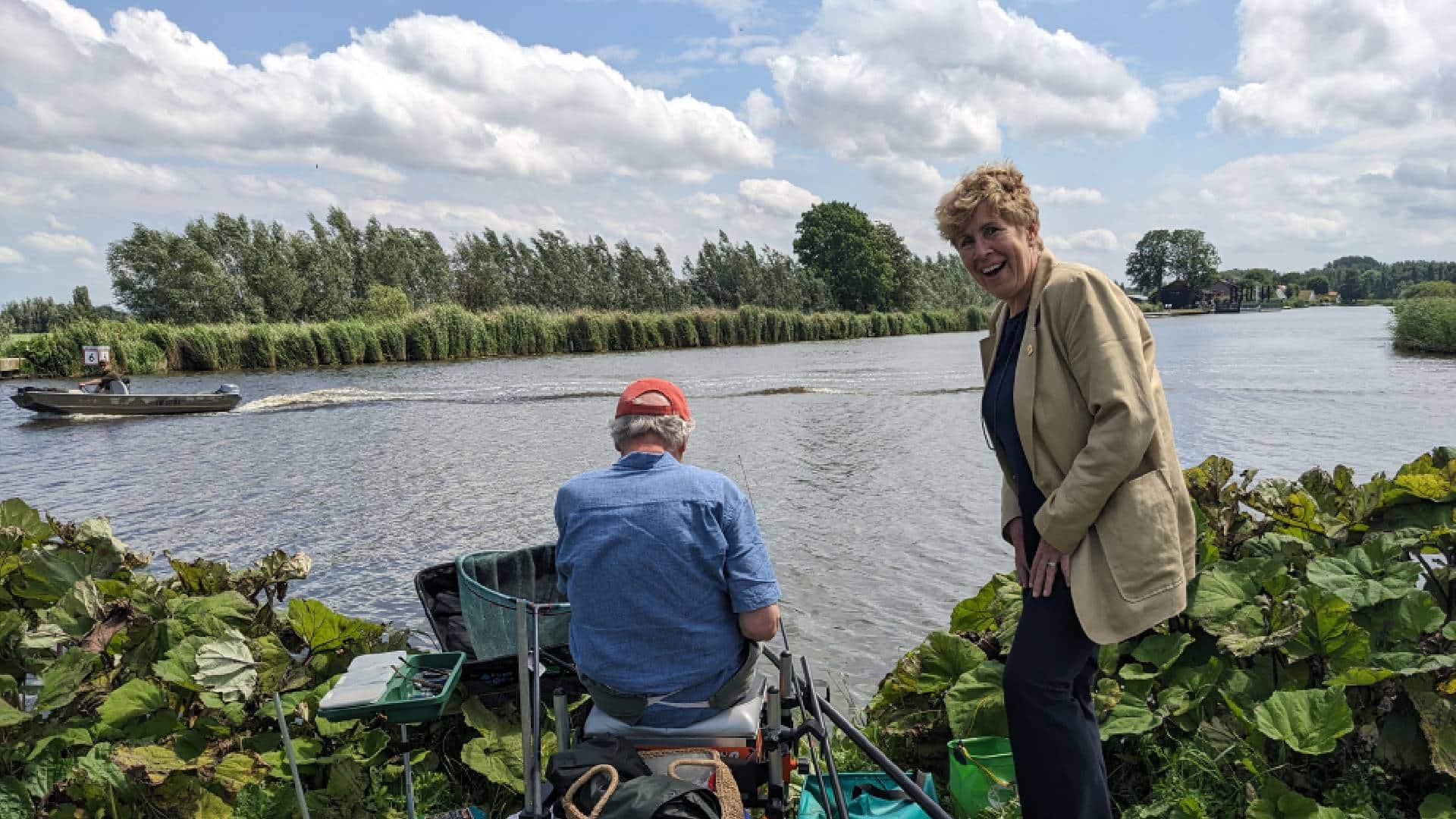 Fenna Noordermeer met visser - foto PUUUR